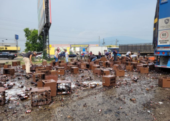 Accidente de tránsito deja cientos de litros de cerveza destruidos