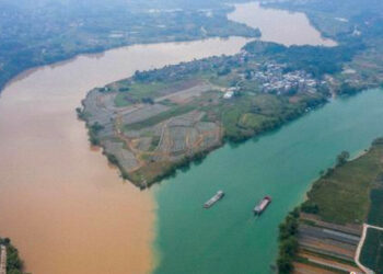 La fusión de dos ríos crea una curiosa ‘frontera bicolor’ al sur de China