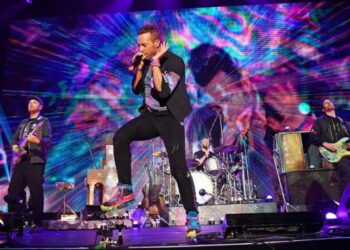 Acusaron a los integrantes de Coldplay de “idiotas útiles” tras la firma de un acuerdo con una compañía petrolera