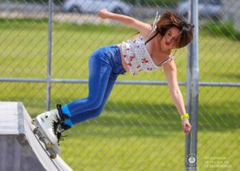 Jóvenes realizan competencia de patinaje en colonia Zacamil, en Mejicanos