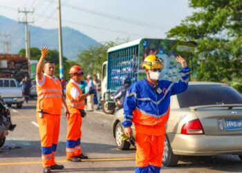 Al menos 8 vehículos se vieron involucrados en accidente de tránsito en el bulevar Constitución