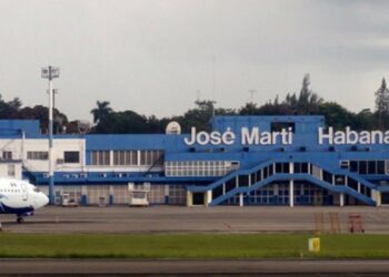 EE.UU. suaviza su política hacia Cuba al permitir más vuelos, remesas y reunificaciones familiares