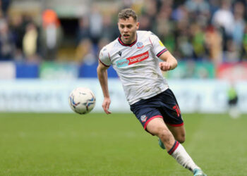 (VIDEO) Dion Charles del Bolton Wonderers fue a luchar una pelota y de casualidad terminó convirtiendo un gol insólito