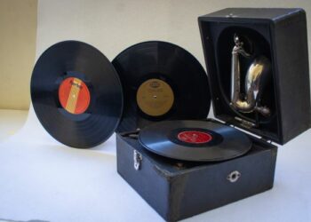 El MUNA exhibe un gramófono portátil y discos de vinilo, como la pieza del mes