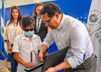 MINED entrega computadoras a estudiantes de la Escuela de Educación Especial de San Jacinto