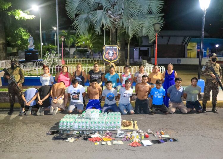 Ubican 20 pandilleros con licor, armas y material de bujería en San Diego, La Libertad