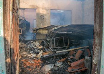 Tres mujeres mueren en incendio de dos viviendas en Santa Tecla