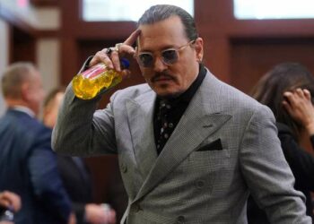 Un cirujano aseguró que el relato de Johnny Depp sobre dedo amputado es inconsistente