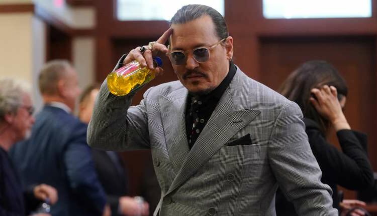 Un cirujano aseguró que el relato de Johnny Depp sobre dedo amputado es inconsistente