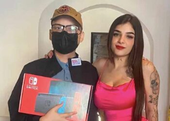 Karely Ruíz cumple su promesa y le regala quimioterapia a uno de sus seguidores