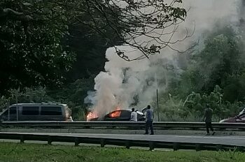 Bomberos controla las llamas de un vehículo en bulevar Monseñor Romero