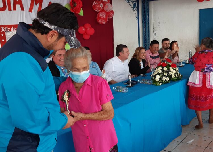 Diputados de NI rinden homenaje a las madres y entregan paquetes agrícolas a productores