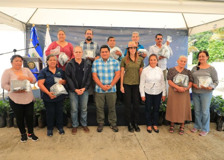MAG entrega fertilizantes foliares para el resurgimiento de la caficultura