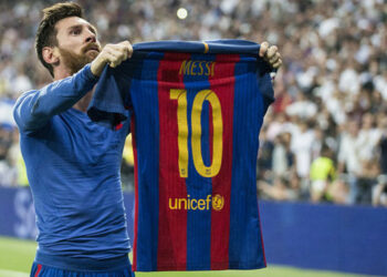 La impresionante cifra que un coleccionista pagó por una de las camisetas más históricas de Lionel Messi con el Barcelona