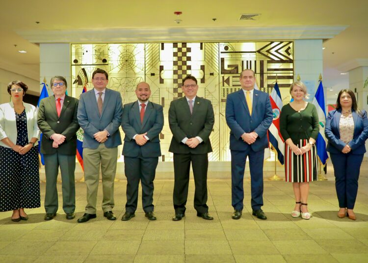 Titulares de Educación del SICA conocen estrategias innovadoras salvadoreñas para la continuidad educativa ante el COVID-19