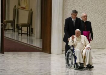 Papa Francisco se presenta en silla de ruedas por primera vez debido a dolor de rodilla