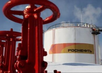 UE propone embargo progresivo al petróleo ruso