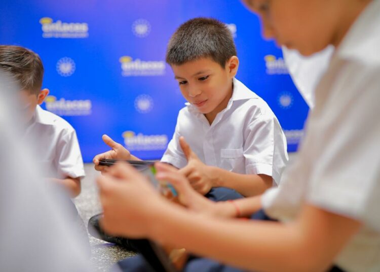 Estudiantes de primero a tercer grado de San Miguel y Usulután reciben tablets de parte del gobierno