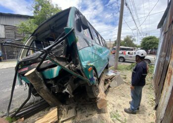 Cinco lesionados tras accidente de un microbús ruta 23 en San Salvador