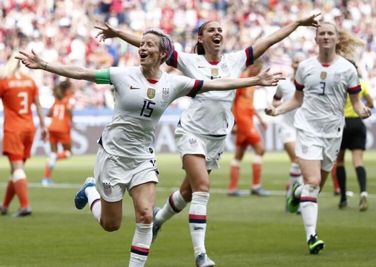 Las mujeres y hombres de las selecciones nacionales de fútbol de Estados Unidos cobrarán el mismo salario