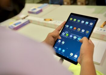 Este lunes inició la entrega de tablets a estudiantes de 1º a 3º grado de escuelas públicas