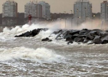 Un ciclón subtropical en la costa uruguaya dejó al menos una persona muerta