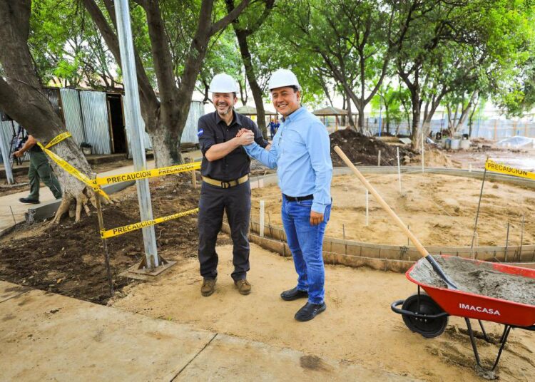 Ministro de Seguridad coloca primera piedra de Parque Infantil San Miguel