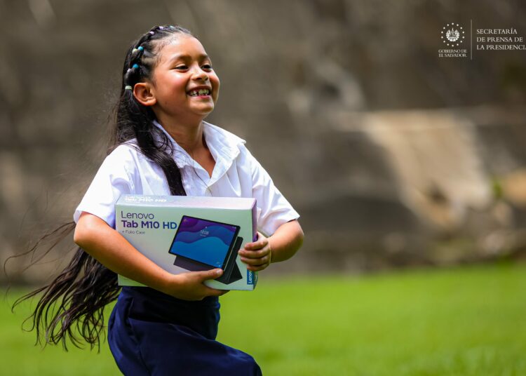 El BCIE ha apoyado a El Salvador con más de $500 millones para el ramo de educación y promete financiar más proyectos en beneficio de la población