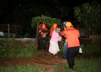 Sistema de Protección Civil evacuaron familias de comunidades de Acajutla, Sonsonate