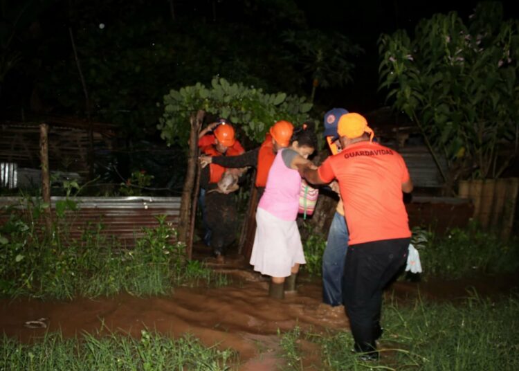 Sistema de Protección Civil evacuaron familias de comunidades de Acajutla, Sonsonate
