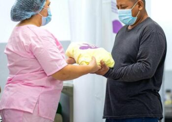 Despacho de la Primera Dama y SNIS entregan gabachones a los acompañantes de las mamás en las maternidades