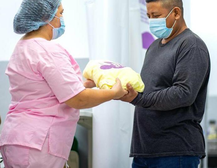 Despacho de la Primera Dama y SNIS entregan gabachones a los acompañantes de las mamás en las maternidades