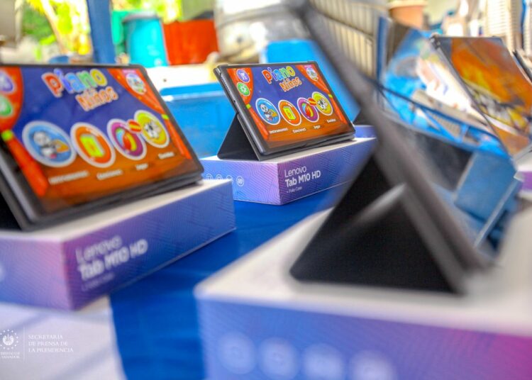 Ministerio de Educación hizo entregas de tablets a estudiantes en diferentes escuelas del departamento de San Vicente
