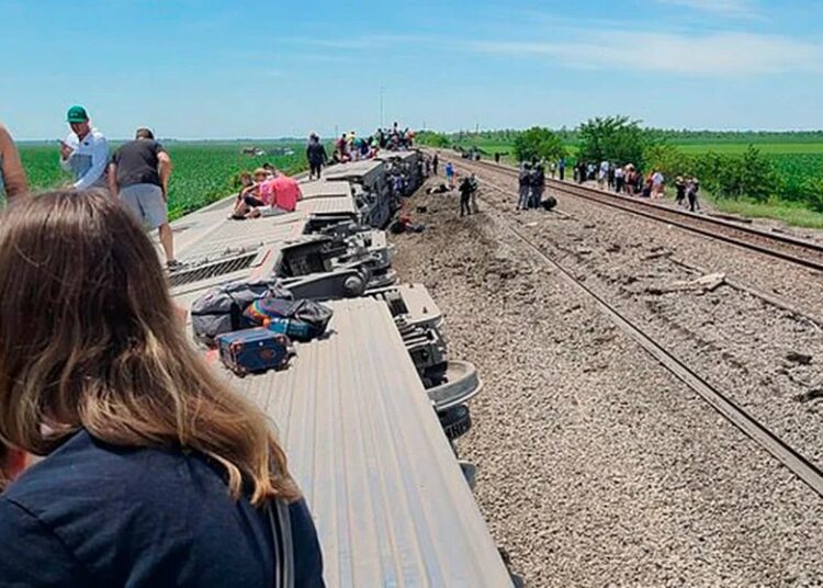 (VIDEOS) Al menos tres muertos y 50 heridos al descarrilarse un tren que transportaba 243 personas cerca de Kansas City