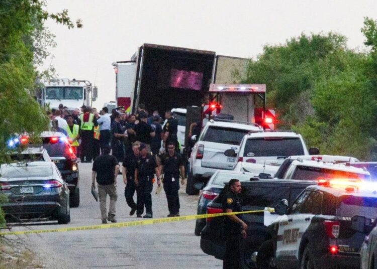 Tres personas fueron detenidas por el hallazgo de 46 migrantes muertos en un camión en Texas
