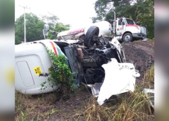 Reportan fuerte accidente de camión cisterna que transportaba gas propano