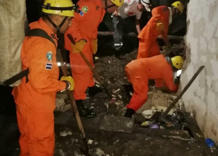 Un adulto y un niño mueren soterrados en su casa en La Unión