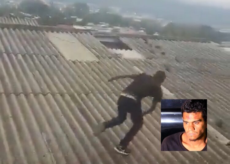 Atrapan a pandillero que intentó huir sobre los techos de una residencial en Santa Ana