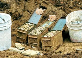 Autoridades localizan abundante munición de armas escondida en cubetas y cajas