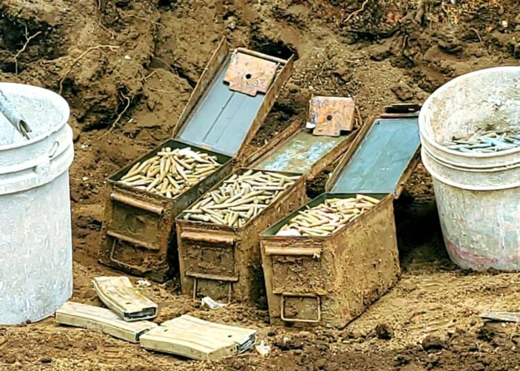 Autoridades localizan abundante munición de armas escondida en cubetas y cajas