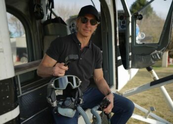 El argentino Alejandro Montagna que rompió un récord al arrojarse de 8287 metros en wingsuit