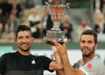 Marcelo Arévalo toca el cielo de París y se convierte en el primer salvadoreño en conquistar el Roland Garros junto a Jean-Julien Rojer