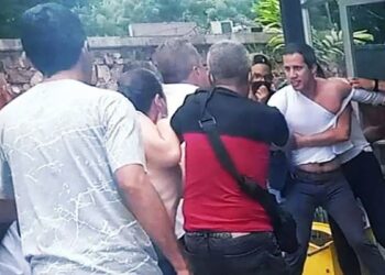 Chavistas agreden a Guaidó durante visita en el oeste de Venezuela
