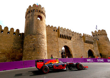 Checo Pérez saldrá segundo en el Gran Premio de Azerbaiyán; Leclerc logró la pole position