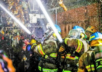 Bomberos controlan incendio en piñatería de Avenida España