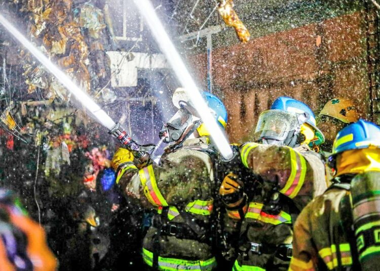 Bomberos controlan incendio en piñatería de Avenida España