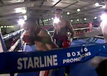 (VIDEO) Un boxeador sufrió una hemorragia en el cerebro en plena pelea, empezó a lanzar golpes al aire y terminó en coma inducido