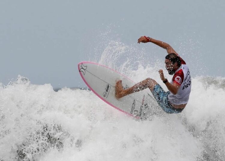 Bryan Pérez va al repechaje en el Championship Tour de surf