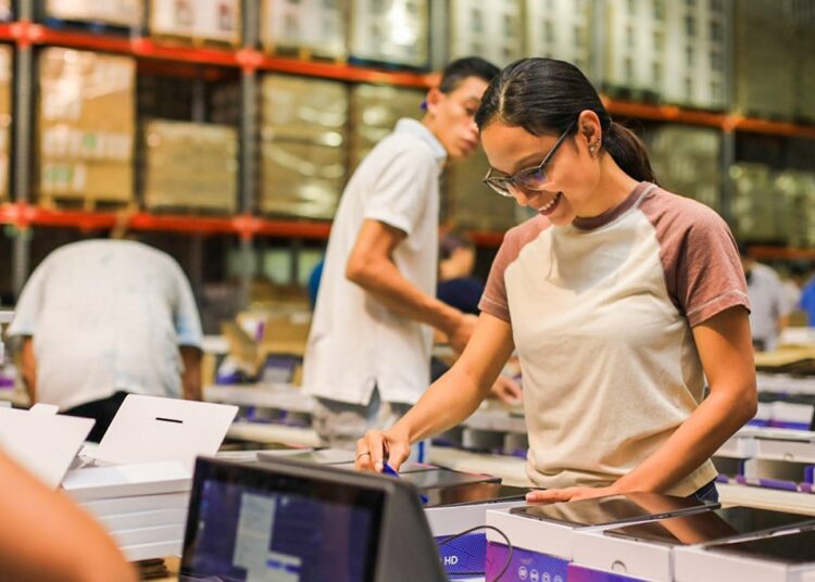 Presidente Bukele confirma llegada de nuevo cargamento de tablets para más alumnos salvadoreños