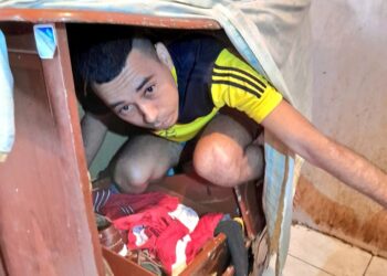 Pandillero se esconde en un mueble para no ser capturado